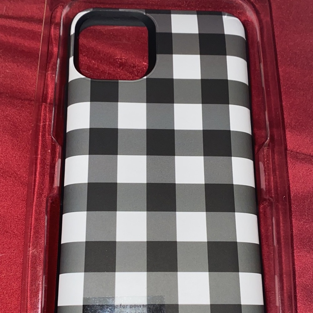 Casely iPhone 11 Pro Max plaid battery case